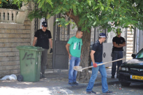  بالصور: الشرطة تداهم أحد البيوت في حي الواحة الخضراء بمدينة اللد